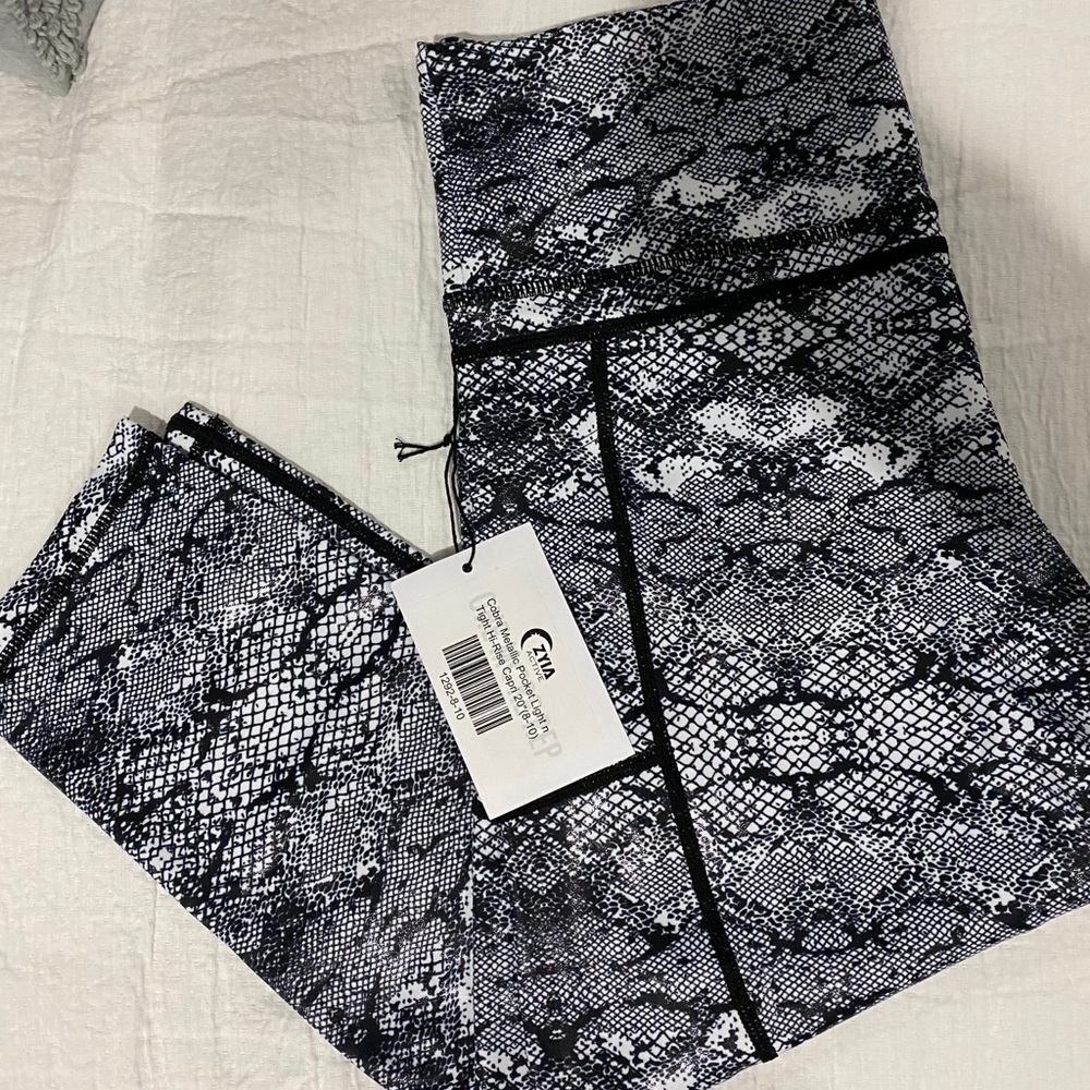 NWT Large Zyia Cobra Metallic LNT Capri 20”